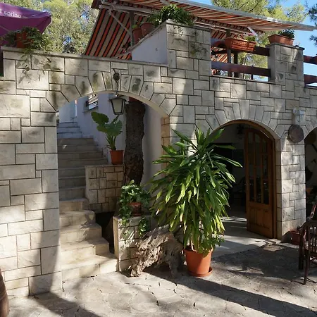 Pansion Jure Matijevic 3* Sveta Nedelja (Hvar)