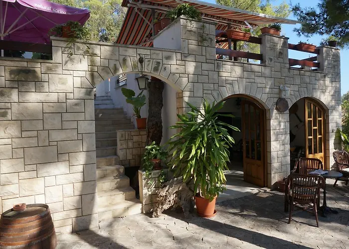 Pansion Jure Matijevic 3* Sveta Nedelja (Hvar)